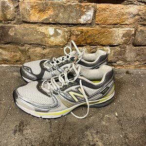 Women’s New Balance 730 Sneakers size 9.5